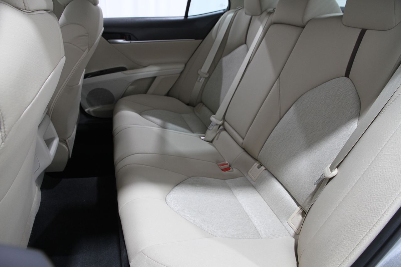 2020 Toyota Camry Hybrid LE photo 17