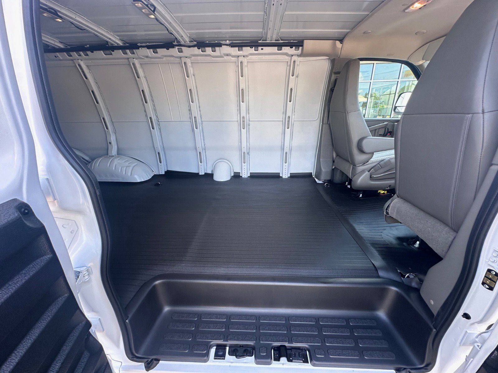 2025 Gmc Savana Cargo 2500 photo 13