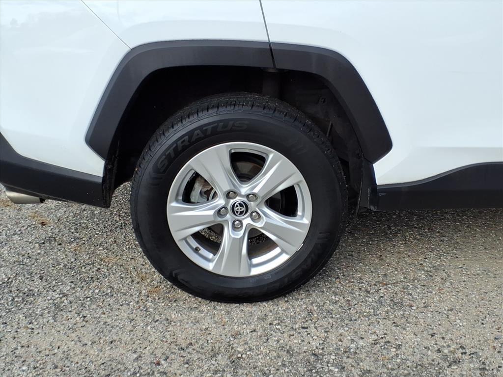 2021 Toyota RAV4 XLE photo 4
