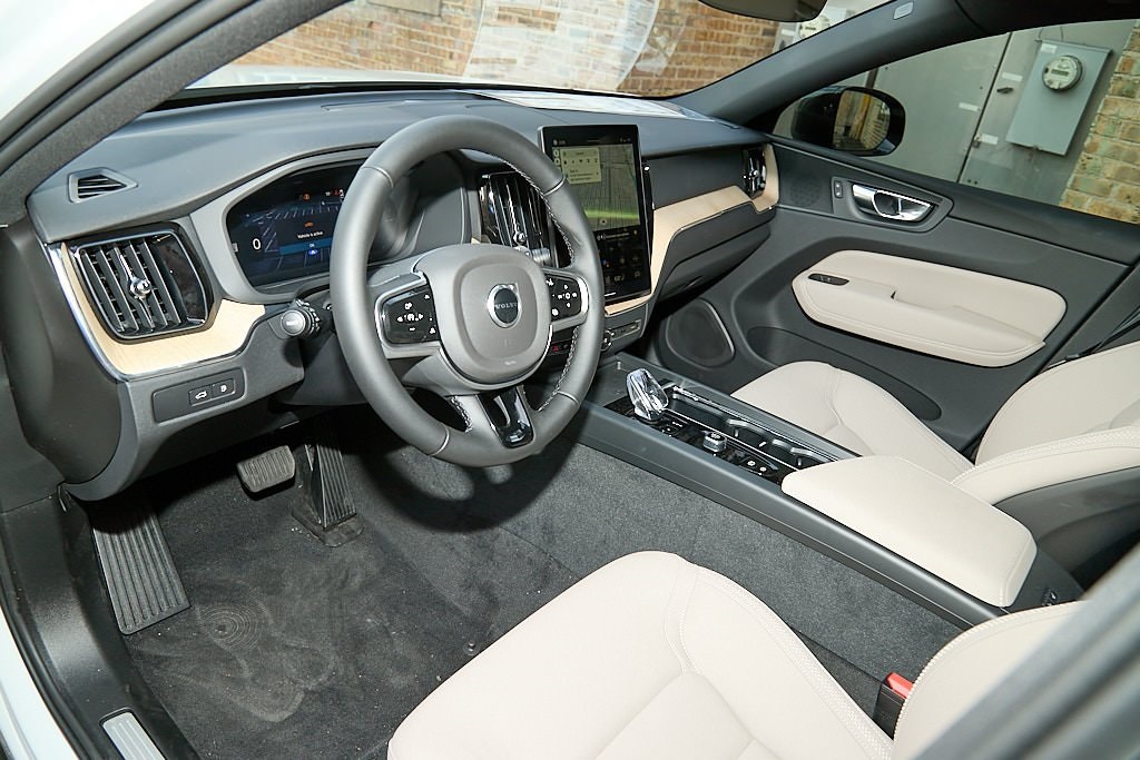 2026 VOLVO XC60 - Image 12