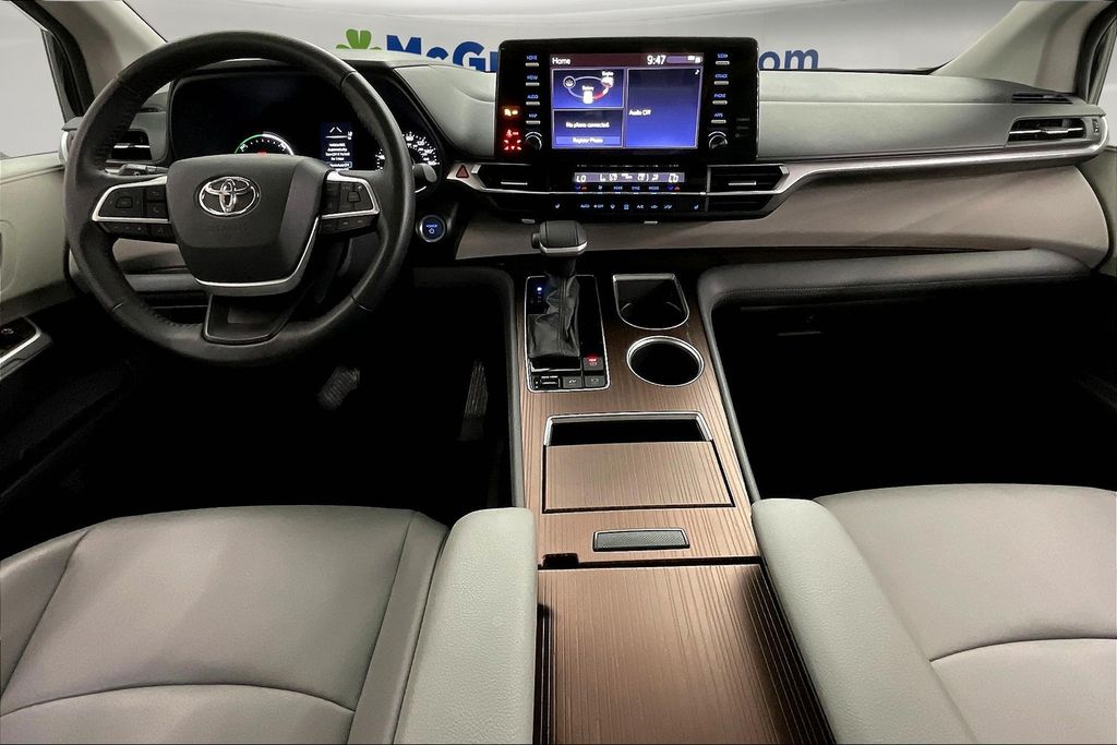 2021 Toyota Sienna XLE photo 16
