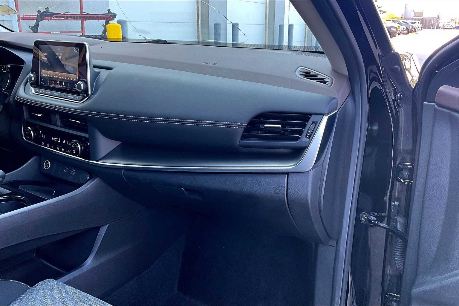 2023 Nissan Rogue SV photo 17