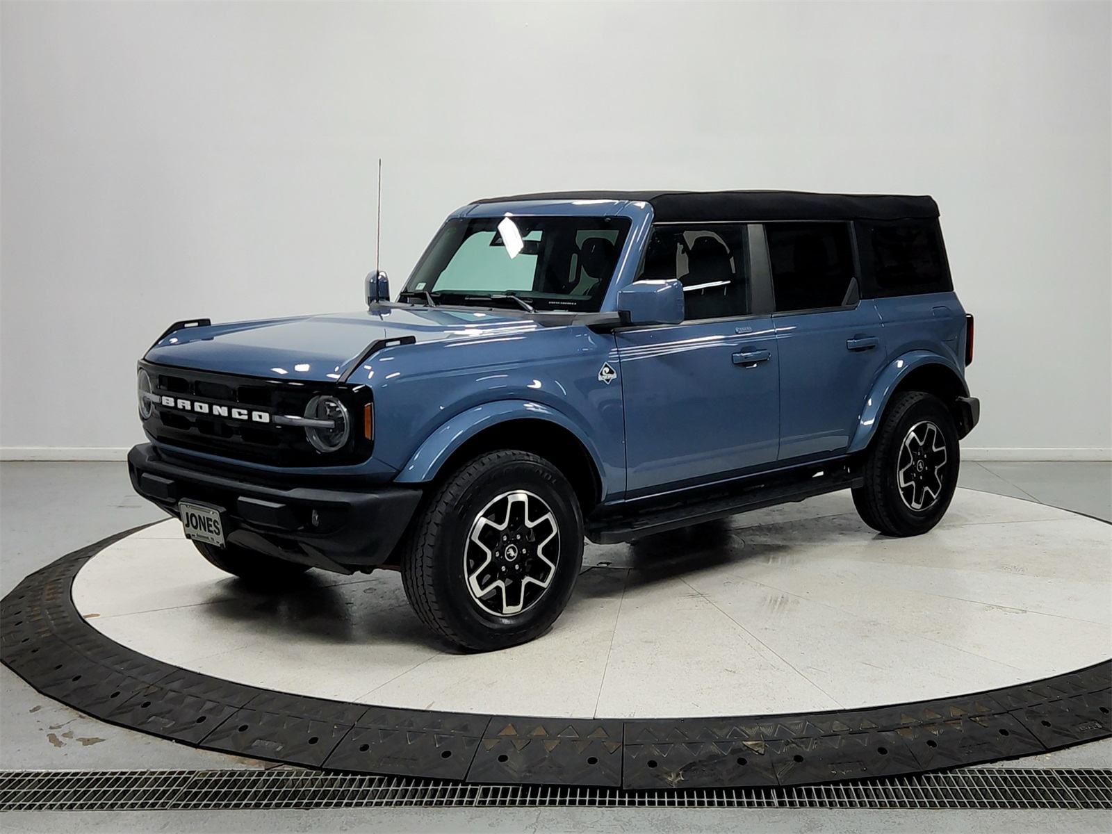 2023 Ford Bronco Outer Banks photo 2