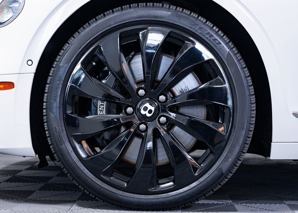 Used 2022 Glacier White Bentley V8 image 5