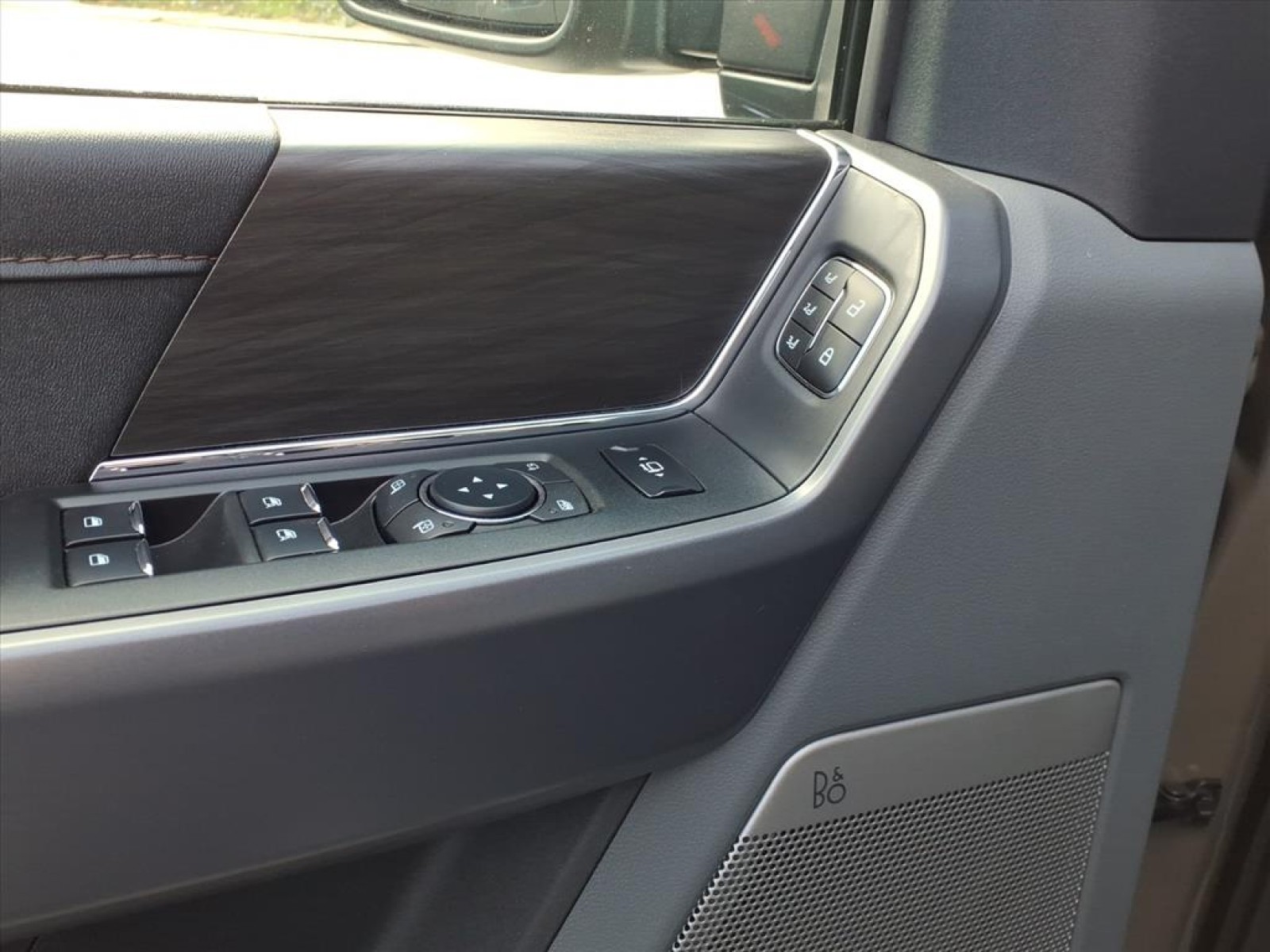 2025 Ford F-150 Lariat photo 8