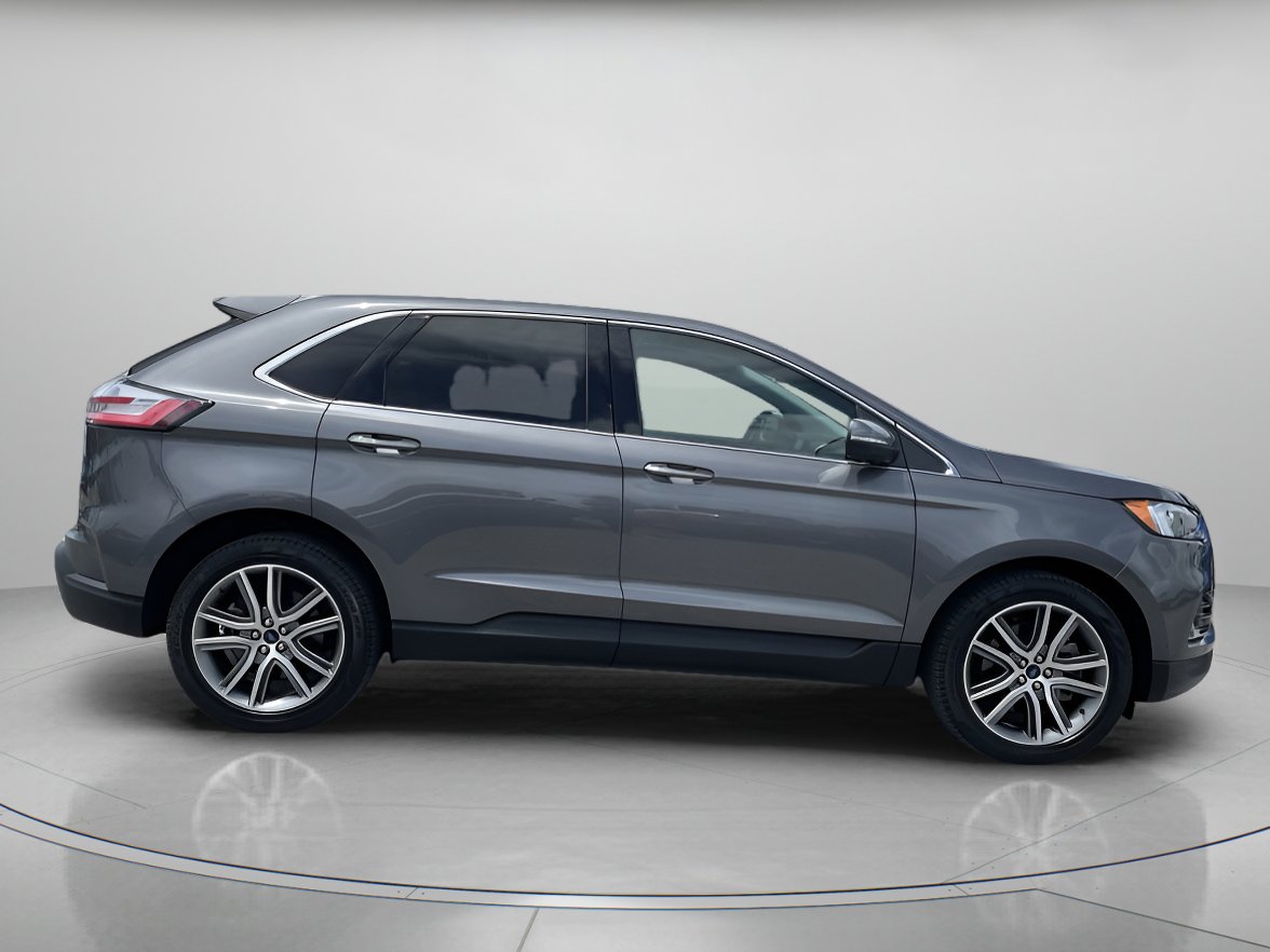 2022 Ford Edge Titanium photo 2