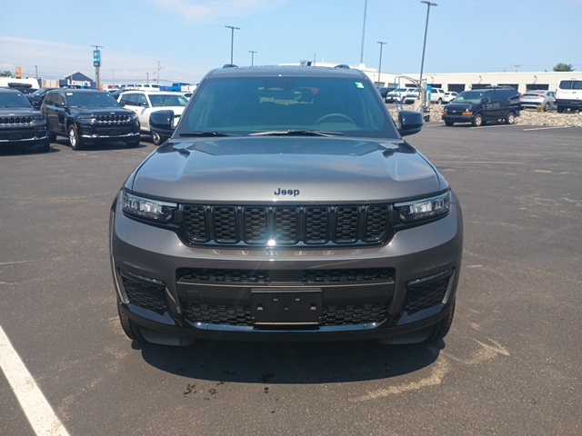 2025 Jeep Grand Cherokee Limited photo 2