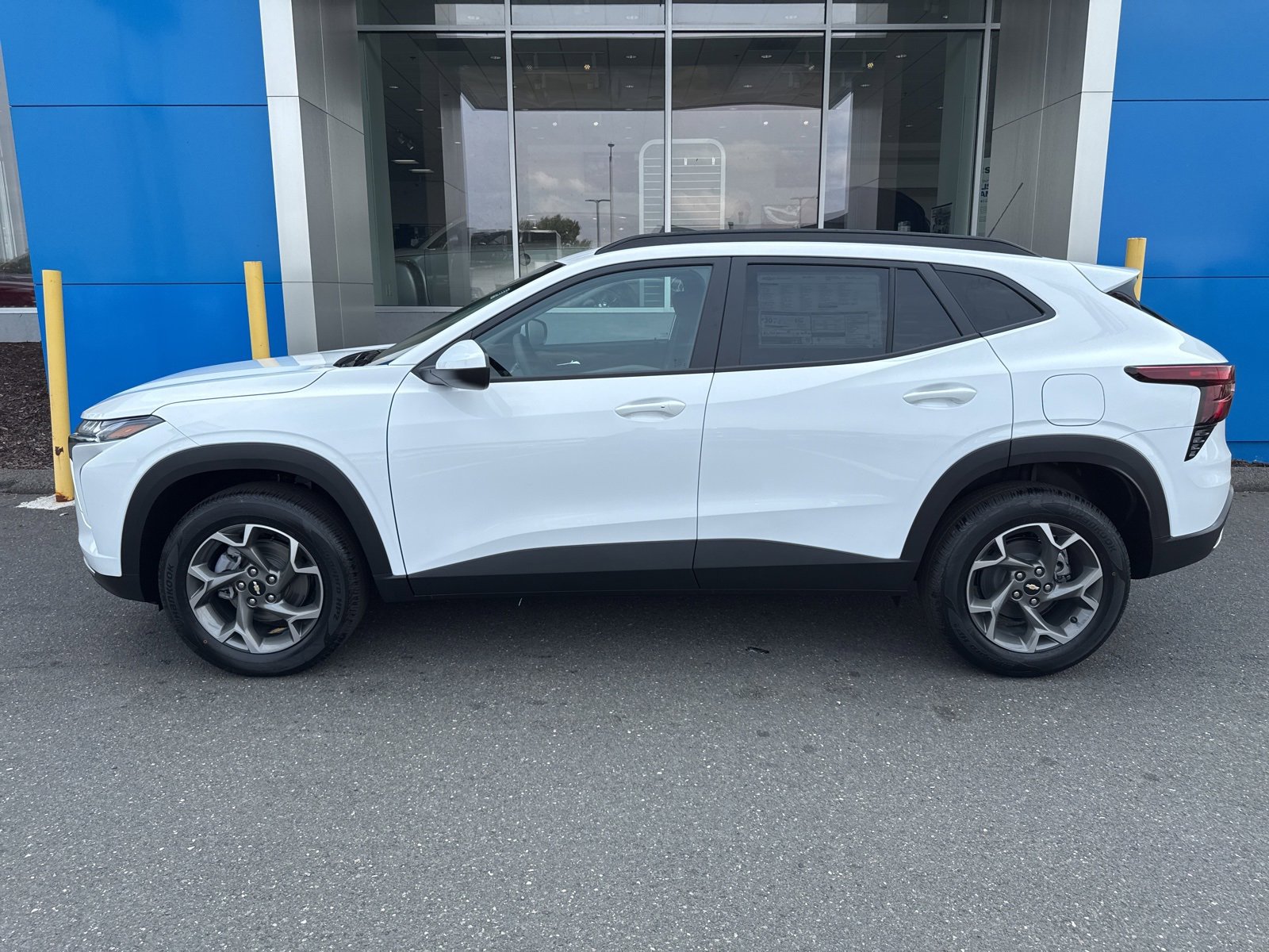 2025 Chevrolet Trax LT photo 8