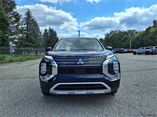 2024 Mitsubishi Outlander SE photo 2