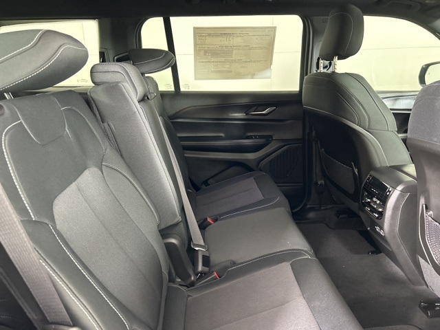 2025 Jeep Grand Cherokee Laredo Altitude photo 14
