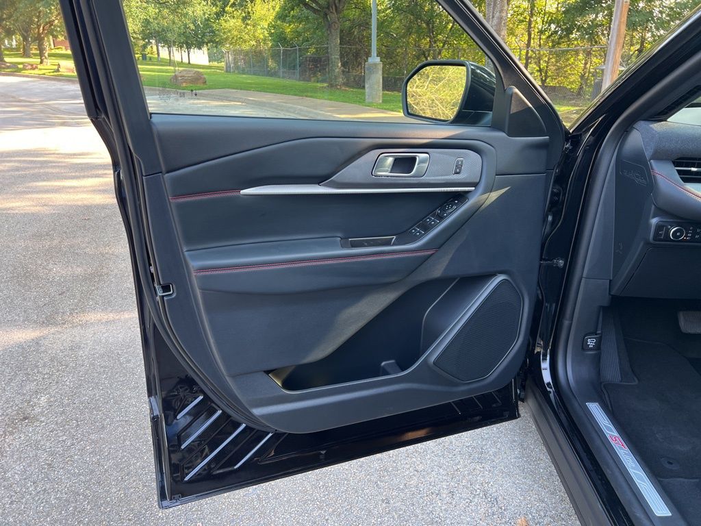 2025 Ford Explorer ST-Line photo 9