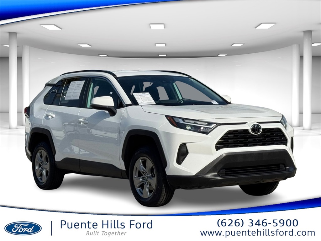 2024 Toyota RAV4 XLE's photo