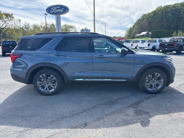 2025 Ford Explorer photo 2