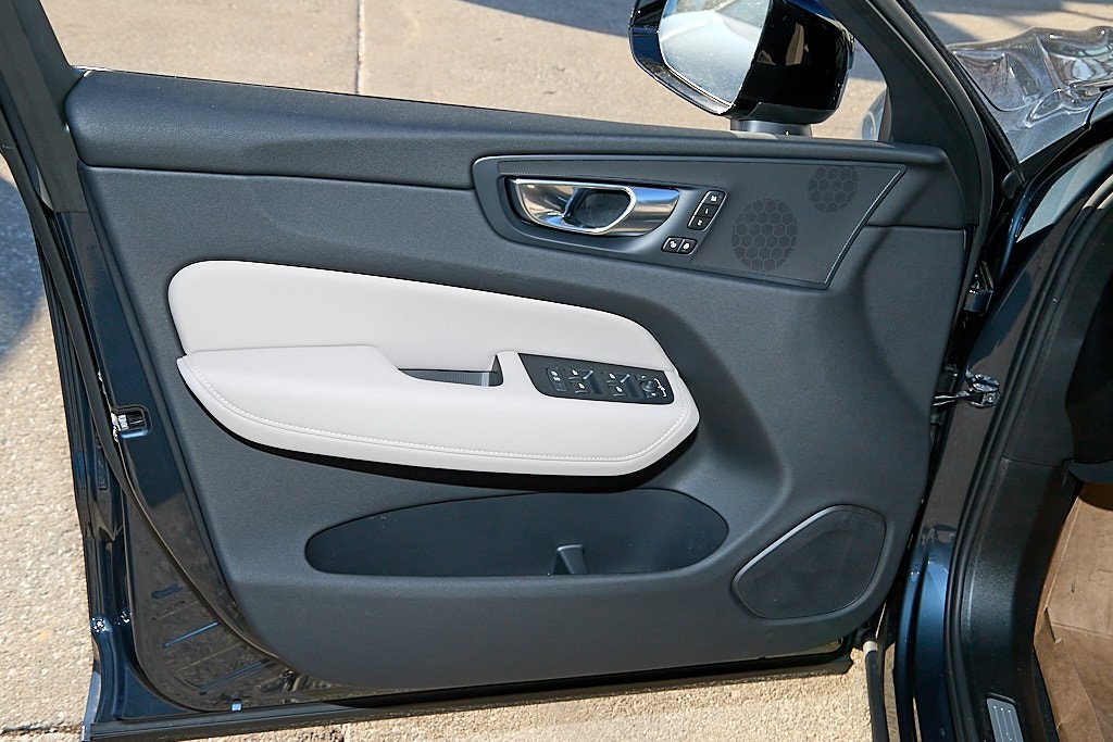 2026 VOLVO XC60 - Image 9