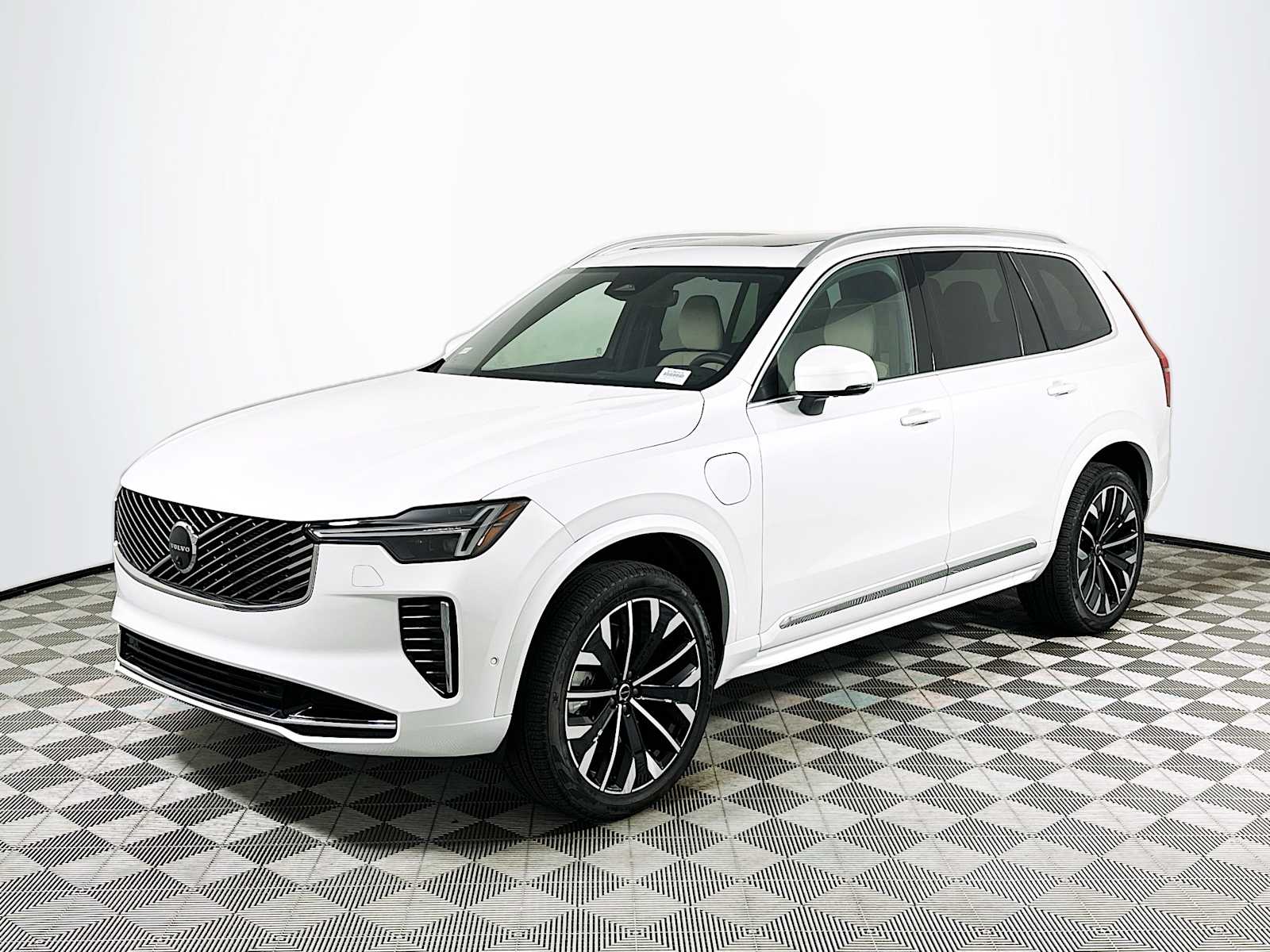 2026 Volvo XC90 T8 AWD Plus photo 3