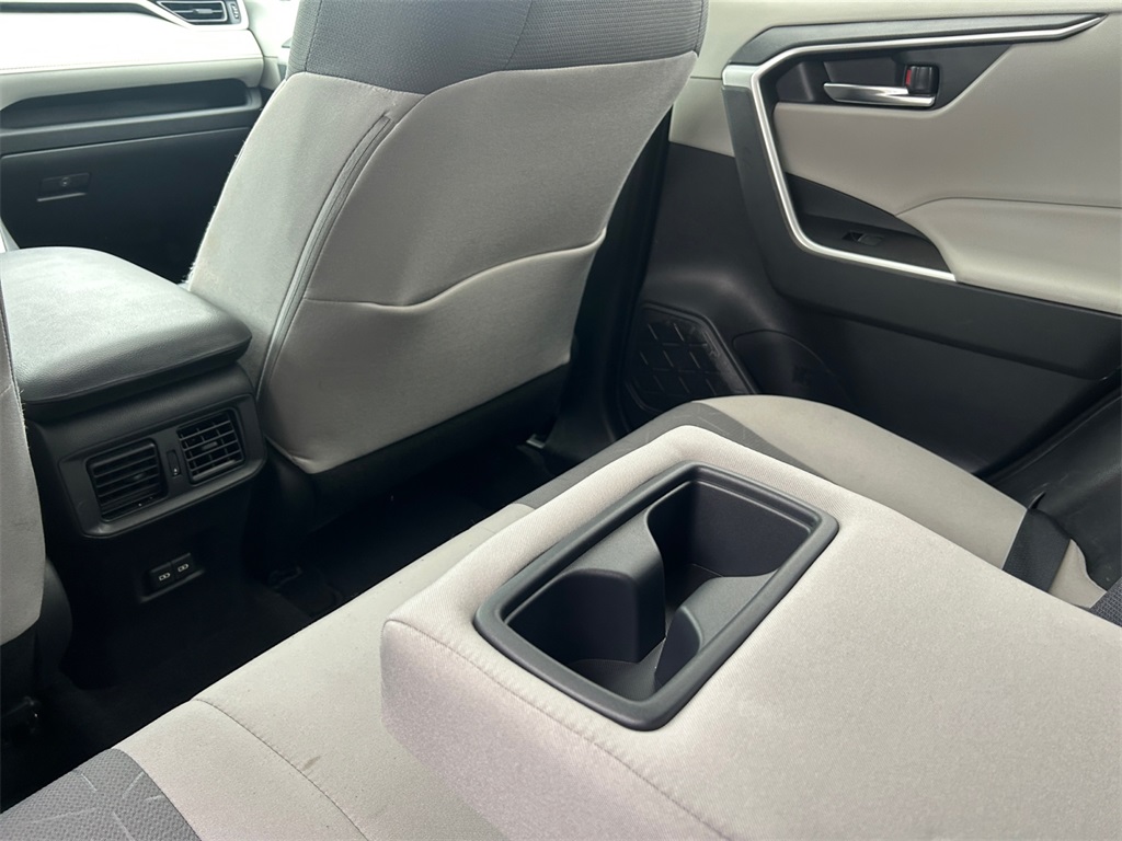 2022 Toyota RAV4 Hybrid XLE photo 23