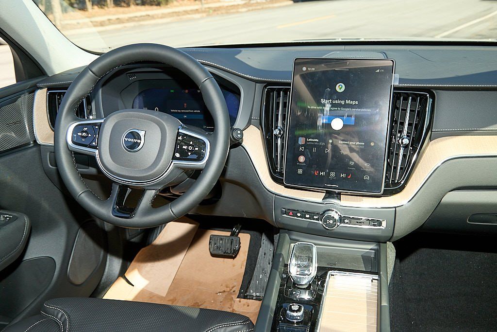 2026 VOLVO XC60 - Image 23