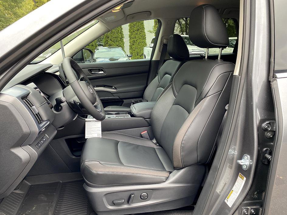 2025 Nissan Pathfinder SL photo 3