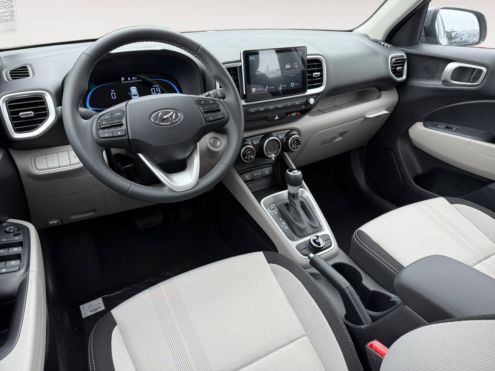 2025 Hyundai Venue SEL photo 15