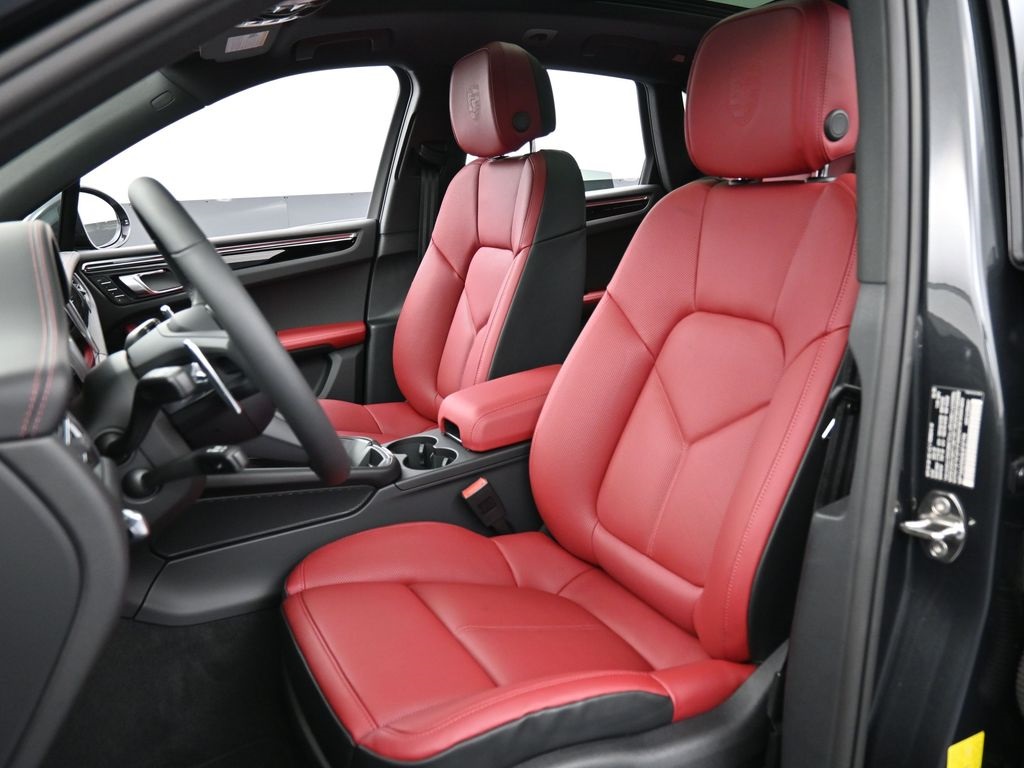 2025 Porsche Macan T photo 4