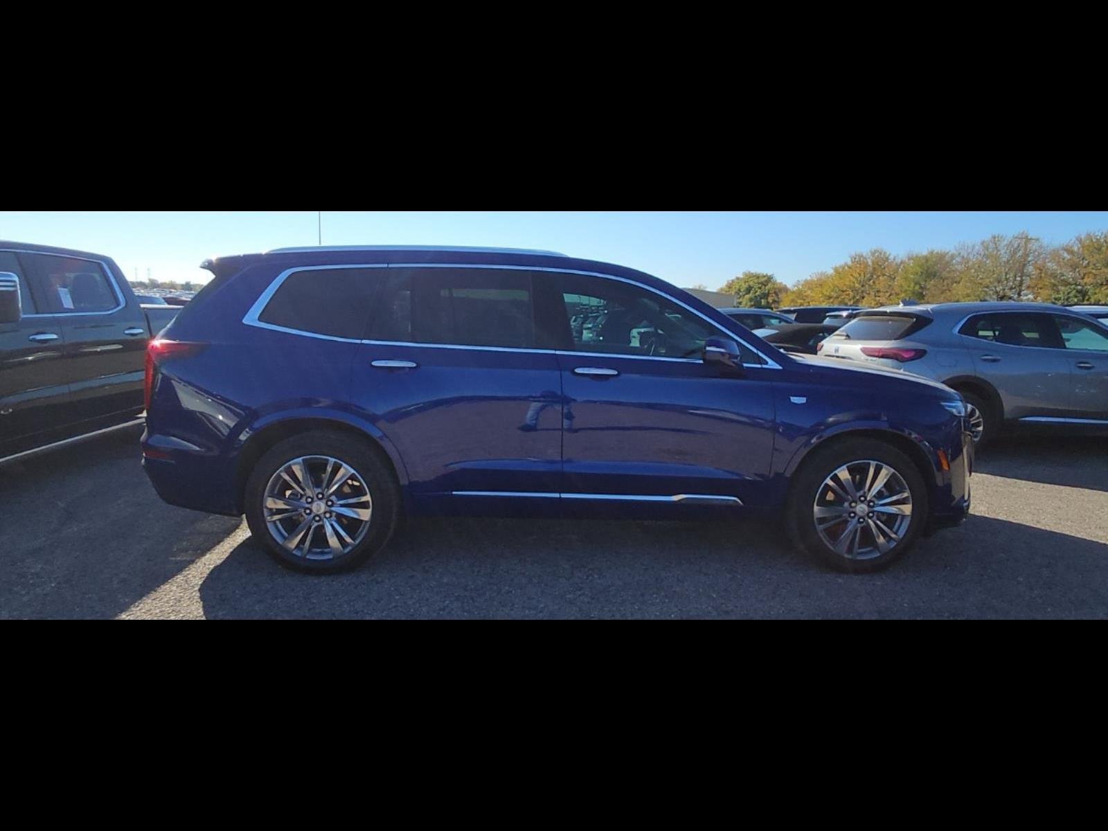 2025 Cadillac XT6 Premium Luxury photo 3