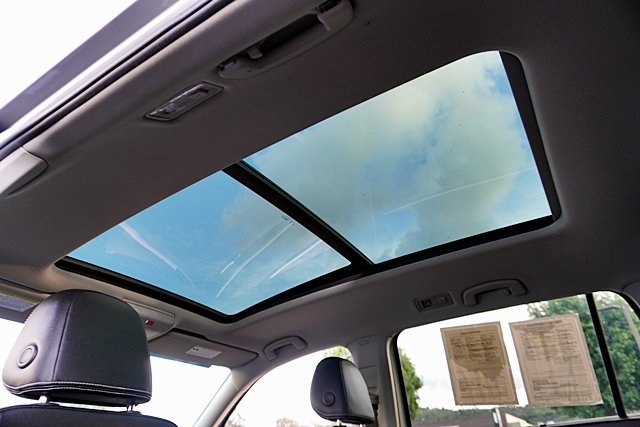 Used 2022 Silver Volkswagen 3.6L V6 SE w/Technology image 16