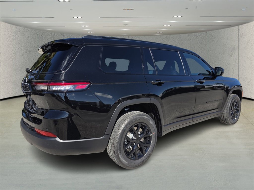 2025 Jeep Grand Cherokee Altitude photo 3