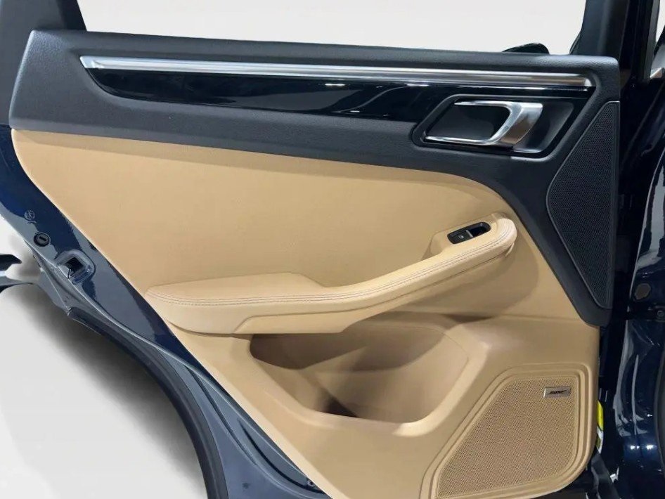 2016 PORSCHE MACAN - Image 9