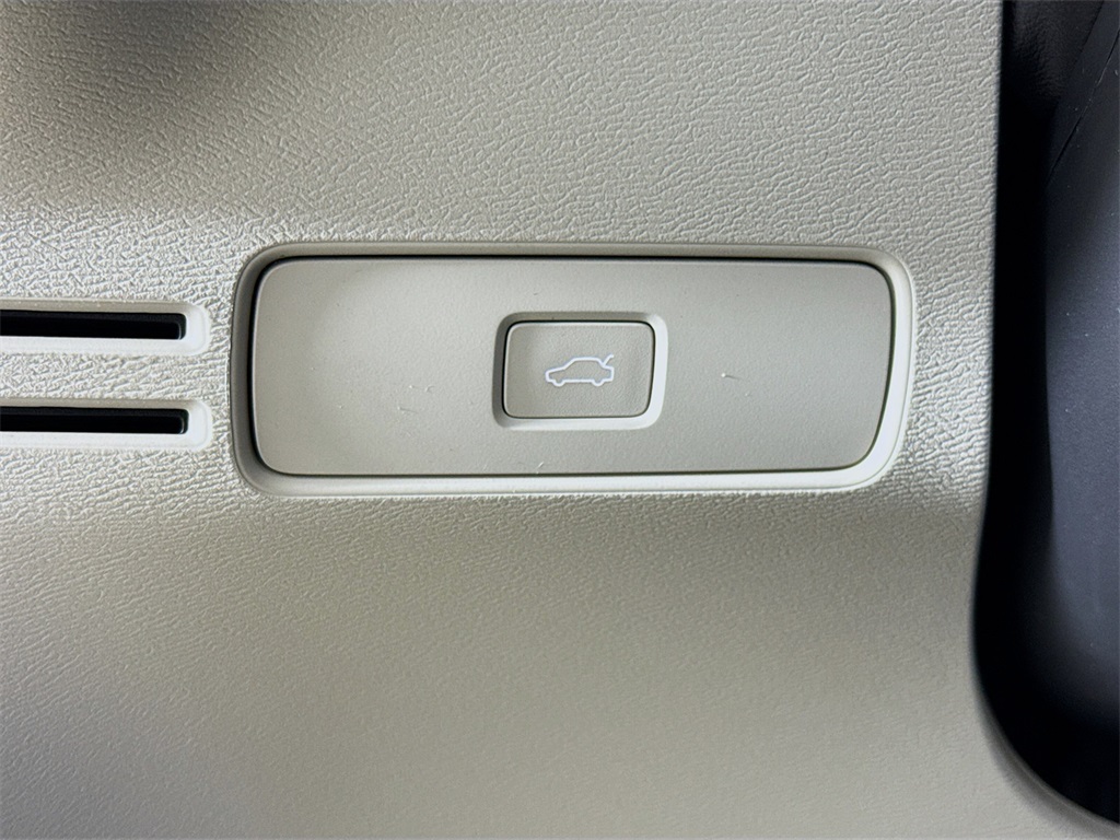 2026 Volvo XC40 Plus photo 10