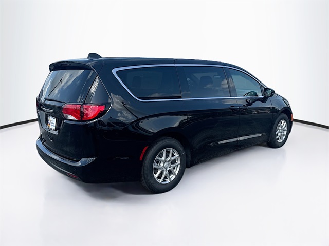 2025 Chrysler Voyager LX photo 6