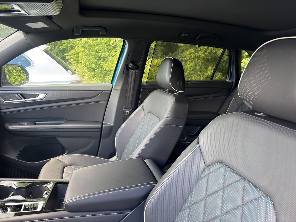 2025 Volkswagen Atlas Cross Sport SEL Premium R-Line photo 7