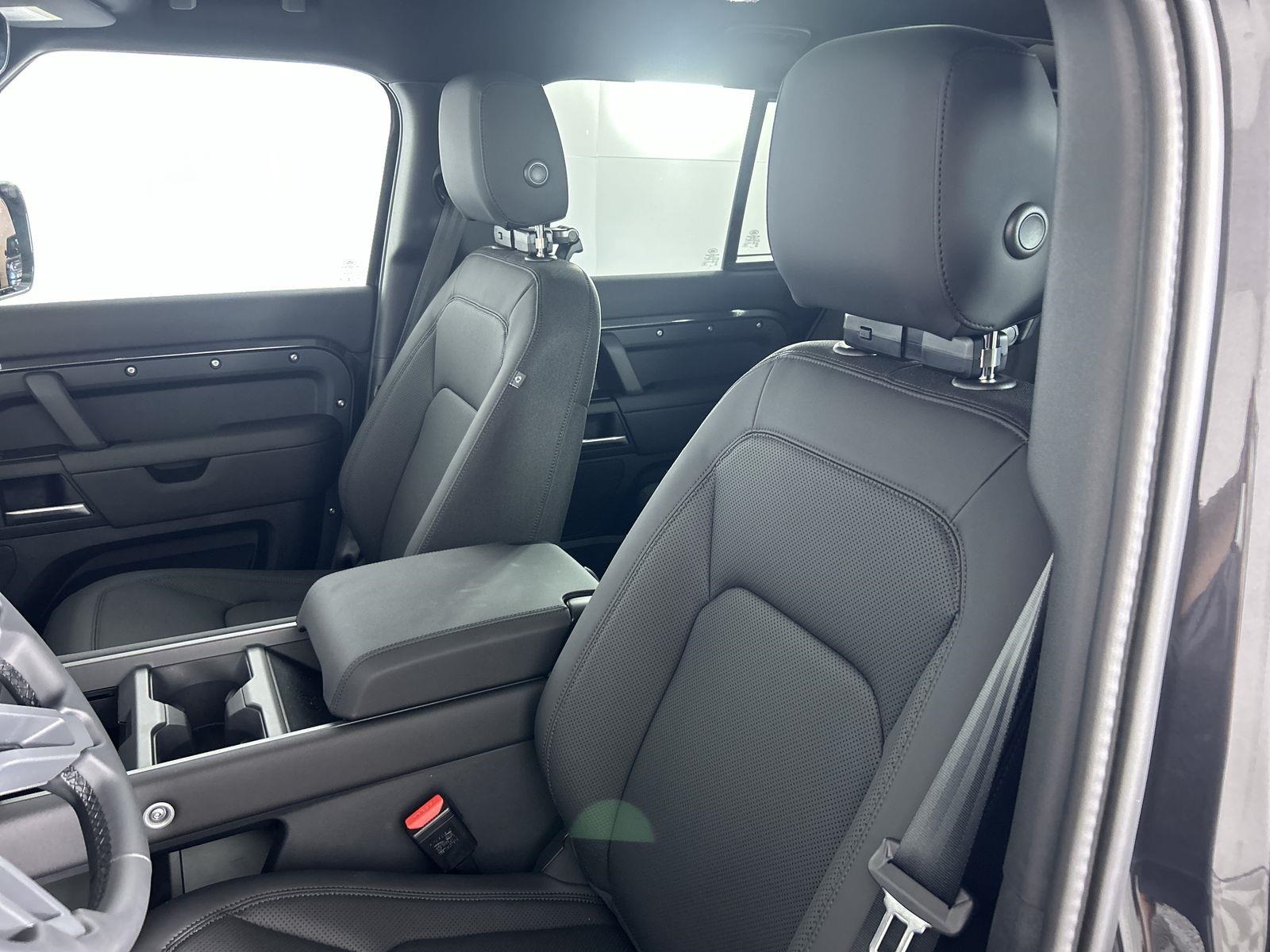 2025 Land Rover Defender 110 S photo 24