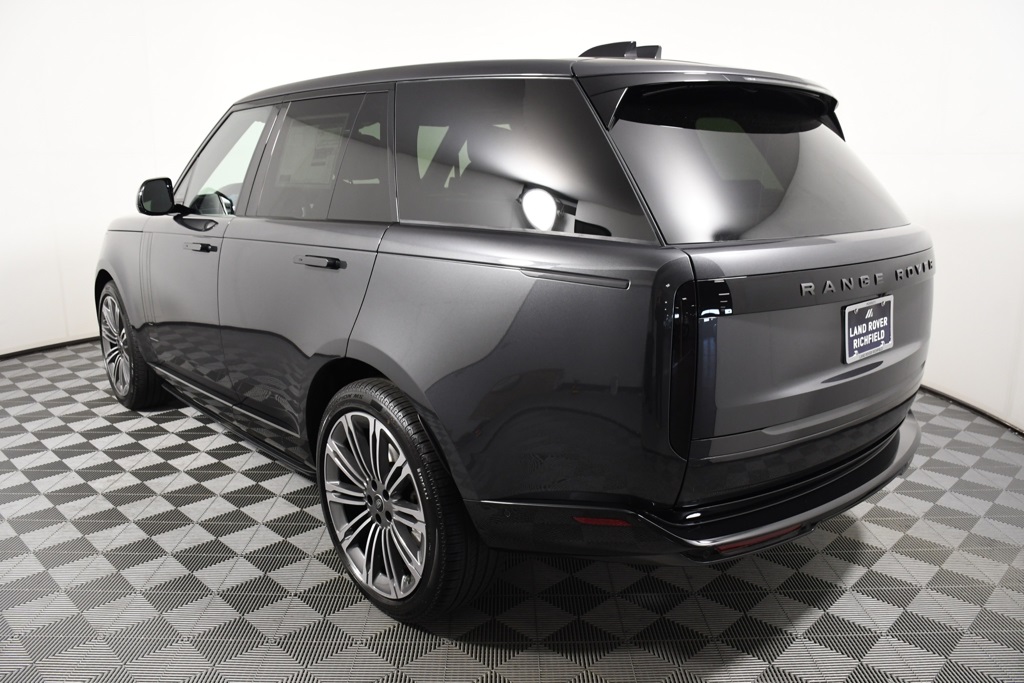 2025 Land Rover Range Rover SE photo 3