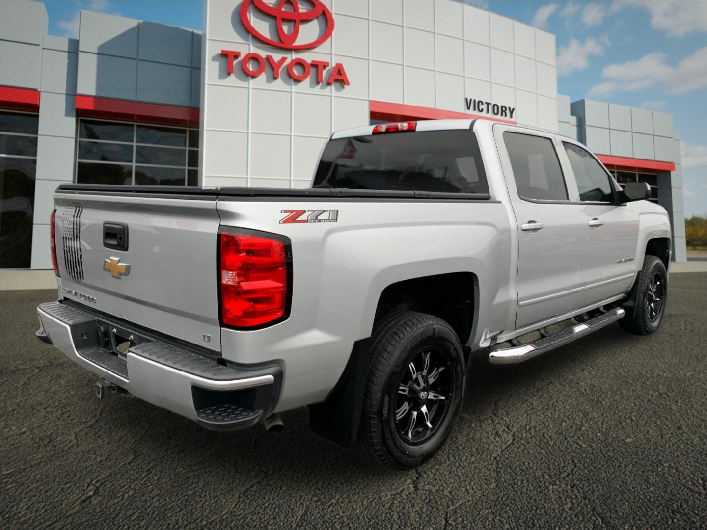 2018 Chevrolet Silverado 1500 LT photo 3