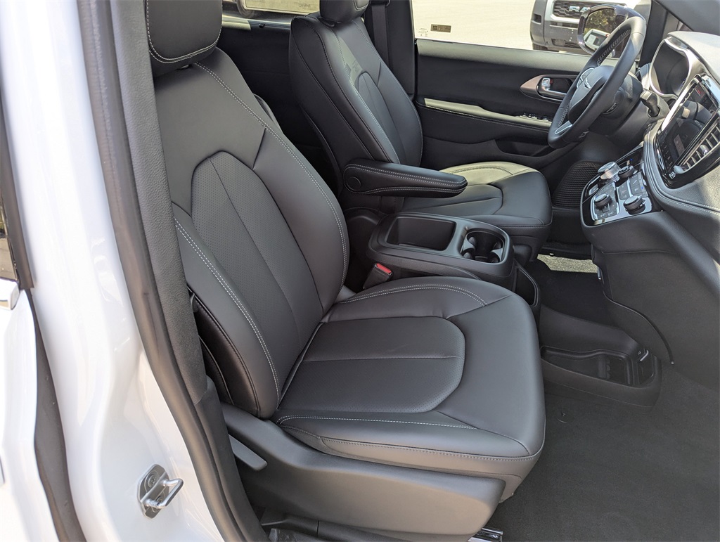 2026 Chrysler Pacifica photo 38