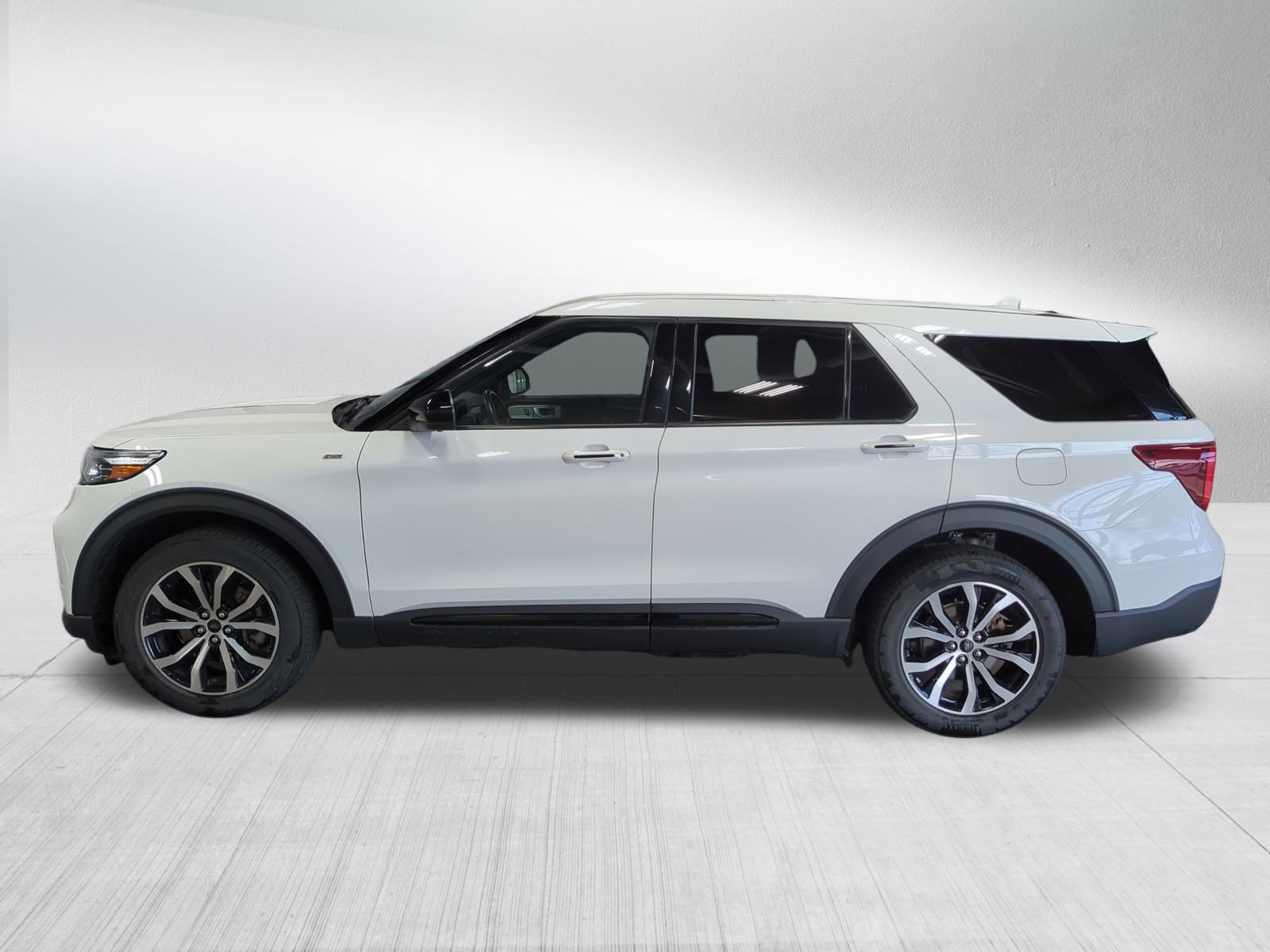 2022 Ford Explorer ST-Line photo 2