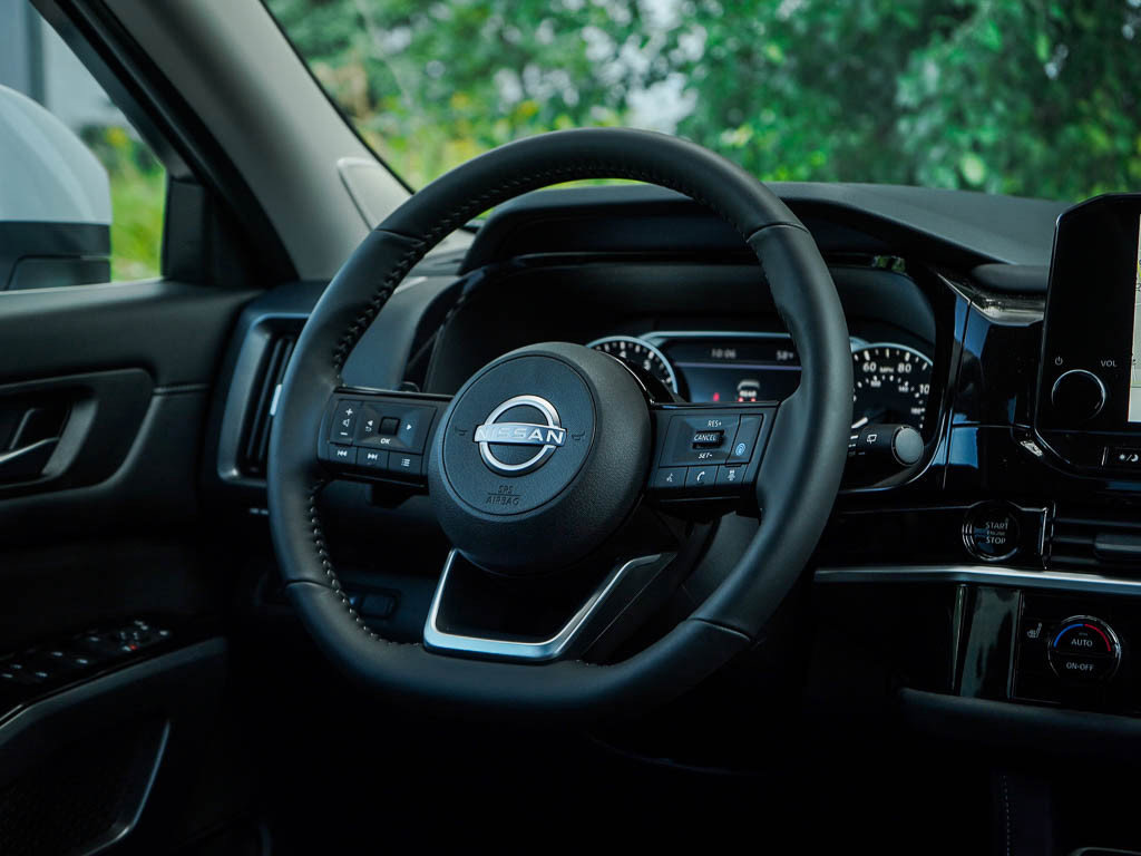 2025 Nissan Pathfinder SL photo 4