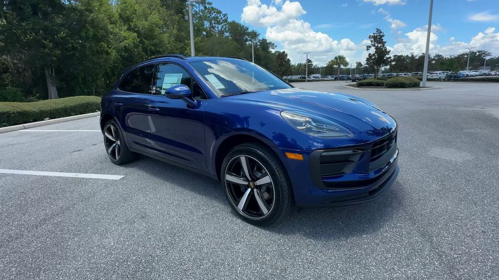 2025 Porsche Macan Base photo 2