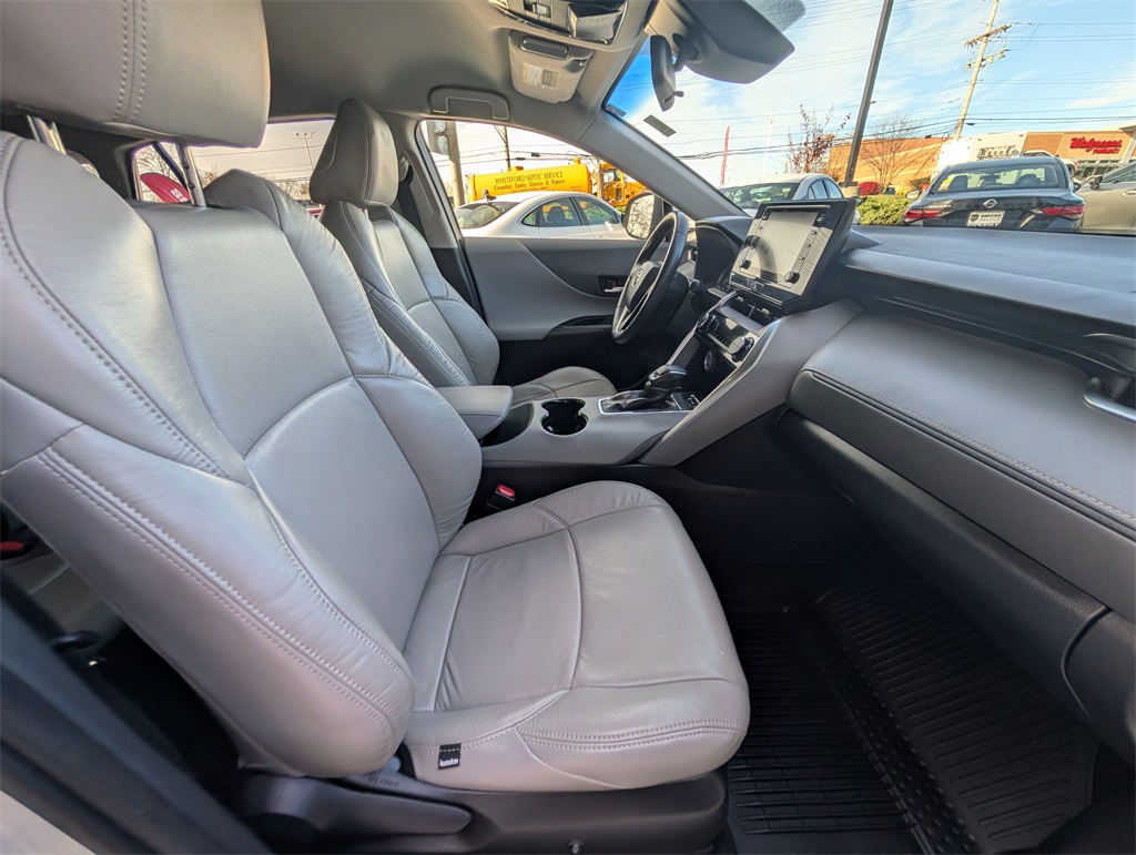 2021 Toyota Venza LE photo 2