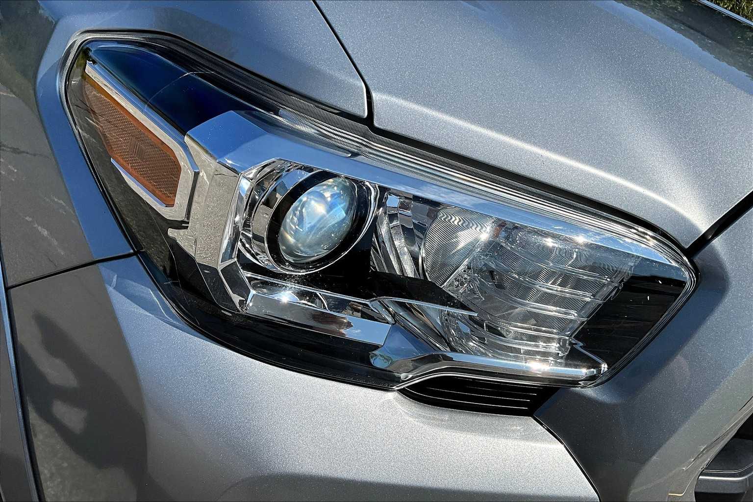 2016 Toyota Tacoma SR5 photo 26