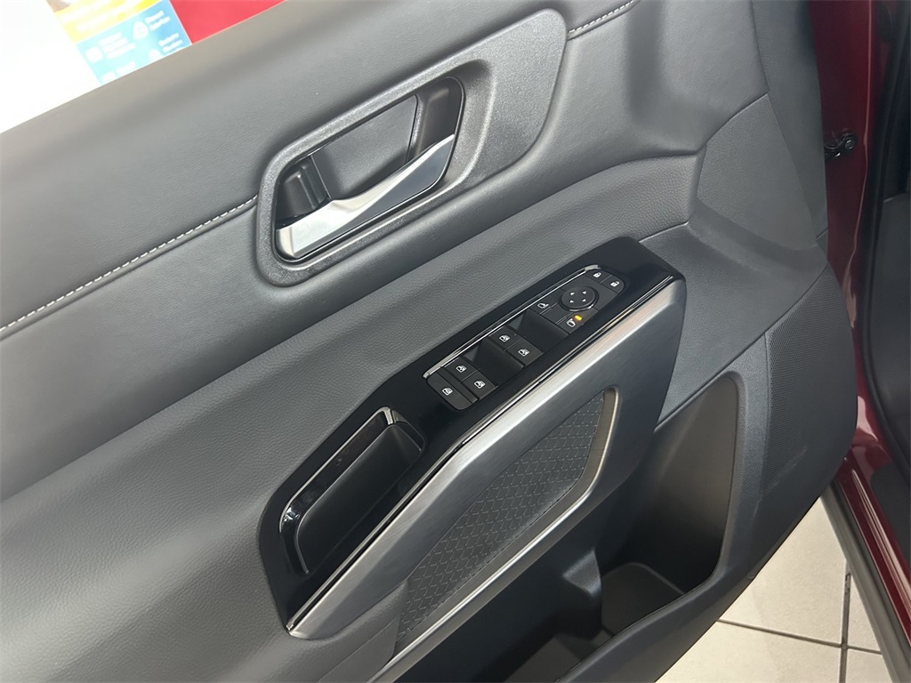 2025 Nissan Pathfinder SL photo 18