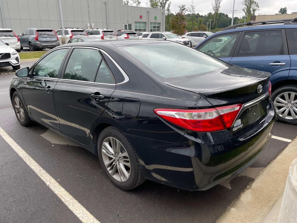 2016 Toyota Camry SE photo 3