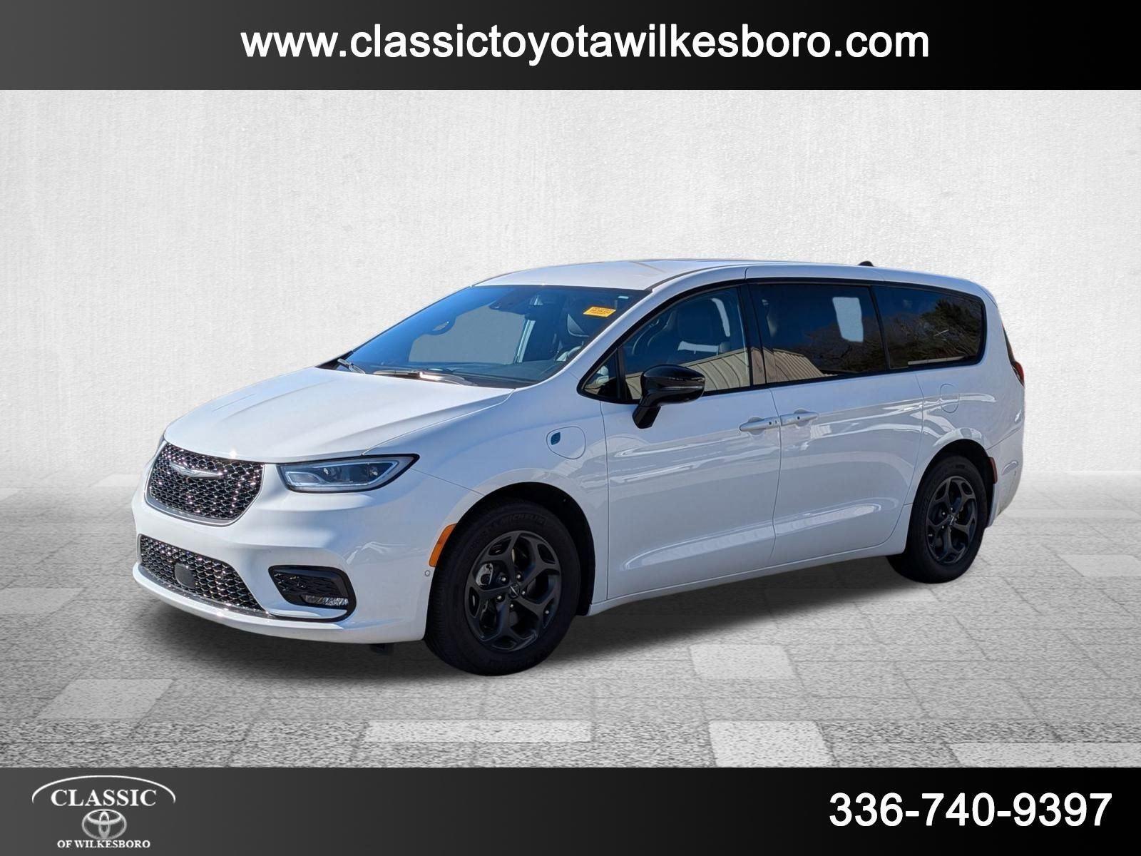 2024 Chrysler Pacifica Select's photo