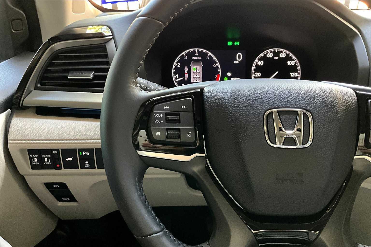 2025 Honda Odyssey Touring photo 23