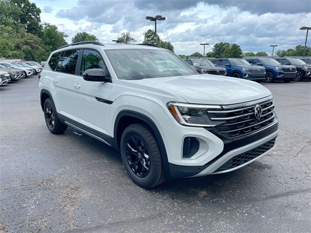 2025 Volkswagen Atlas Peak Edition SE Technology photo 4