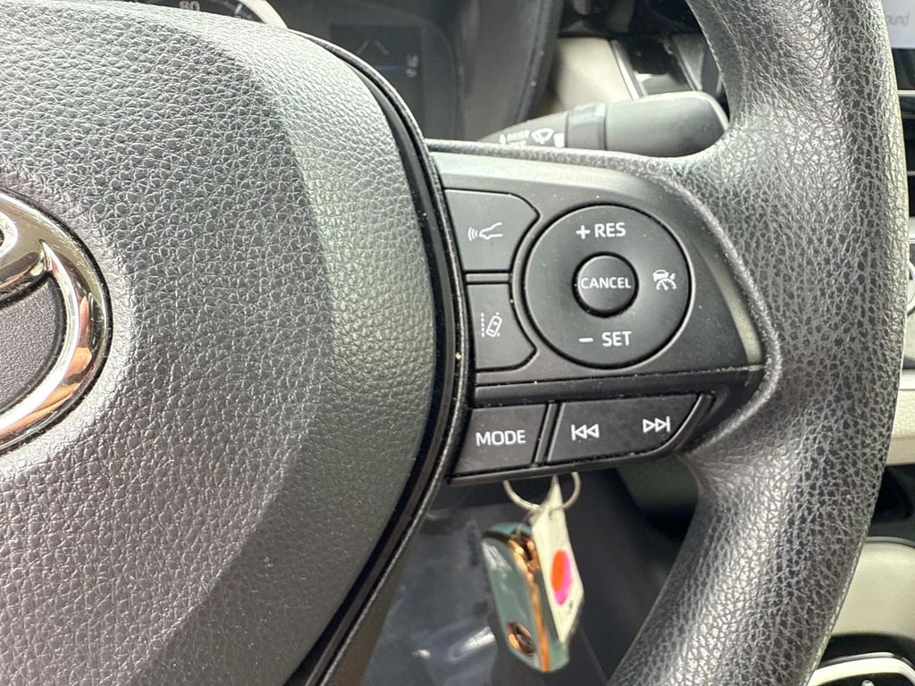 2022 Toyota Corolla LE photo 31