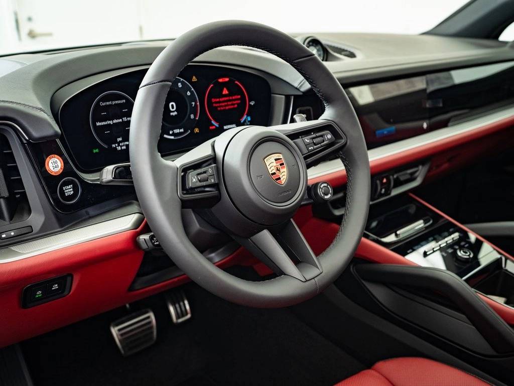 2025 Porsche Cayenne S photo 4