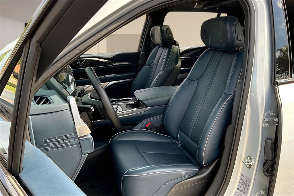 2025 Cadillac Escalade IQ Sport photo 7