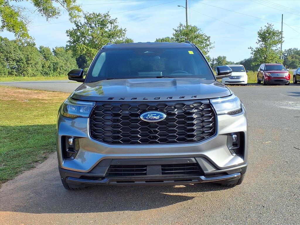 2025 Ford Explorer ST-Line photo 2