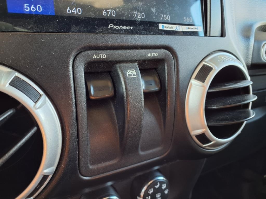 2012 Jeep Wrangler Sahara photo 13